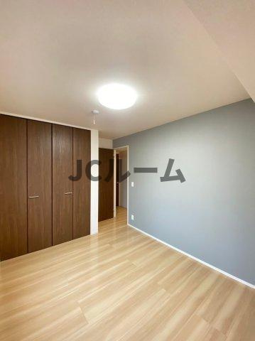 キャトルフィーユの居間・リビング|反転タイプの部屋の写真です