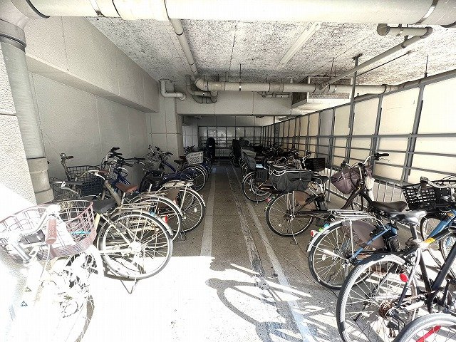 清澄ハイツの駐輪場|屋根があるので雨天でも安心