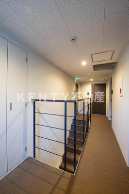【その他共用部分】 | ＬｉｖｅＦｌａｔ不動前 | 4F階段廊下