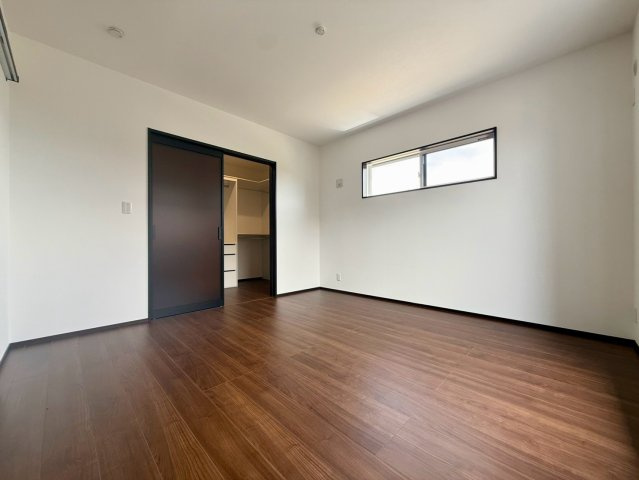 「1階FCL×2階WCLで家中スッキリ」南国市大そね甲南国大そね5　3号地新築一戸建ての洋室|ゆとりある主寝室。大容量の収納を備え、室内をすっきりと使えます。