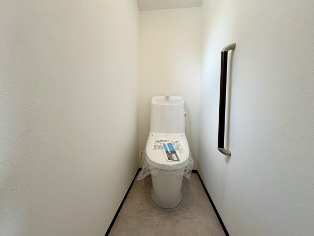 「1階FCL×2階WCLで家中スッキリ」南国市大そね甲南国大そね5　3号地新築一戸建てのトイレ|清潔感のある温水洗浄便座付きトイレ。小窓があり、明るさと換気にも配慮されています。