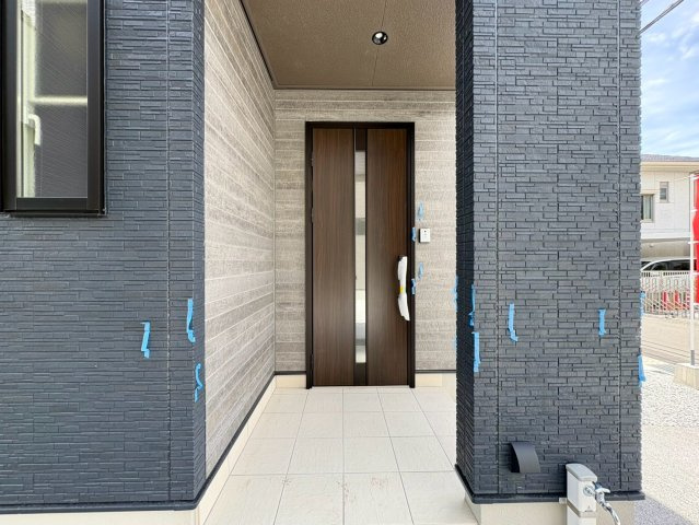 「1階FCL×2階WCLで家中スッキリ」南国市大そね甲南国大そね5　3号地新築一戸建ての玄関|雨の日にも出入りしやすい、屋根付きの玄関ポーチです。