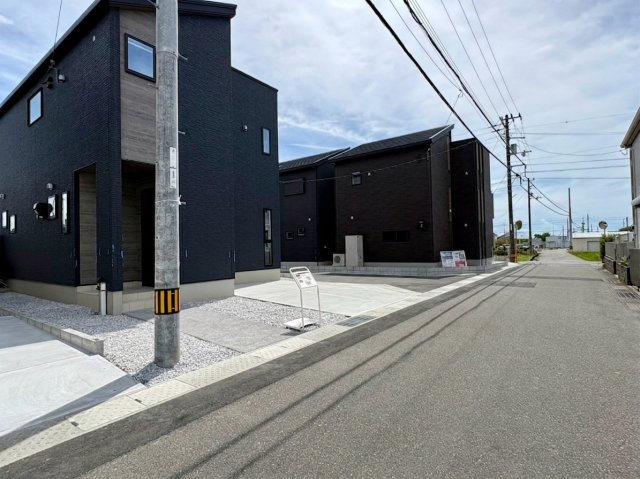「1階FCL×2階WCLで家中スッキリ」南国市大そね甲南国大そね5　3号地新築一戸建ての前面道路含む現地写真|建物前面の様子。周辺は落ち着いた住環境で、車の出し入れもしやすい区画です。