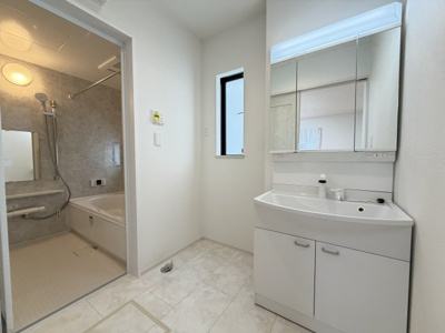 【独立洗面台】 | 与那原町与那原（全4棟）B号棟 | B号棟　三面鏡付き洗髪洗面化粧台♪