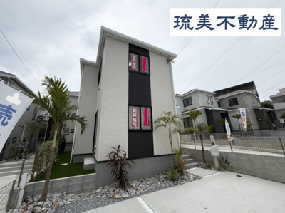 【外観】 | 与那原町与那原（全4棟）B号棟 | B号棟　並列駐車2台完備♪