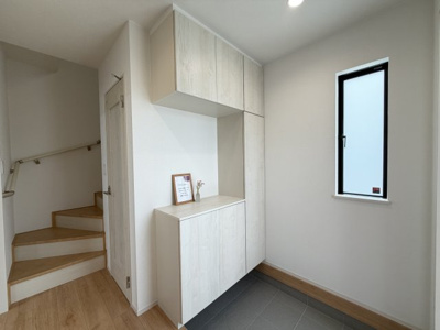 【玄関】 | 与那原町与那原（全4棟）B号棟 | B号棟　十分な収納付き玄関♪