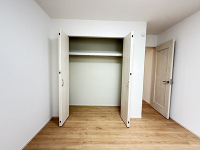 【収納】 | 与那原町与那原（全4棟）B号棟 | B号棟　洋室5.18帖＋CL付き♪