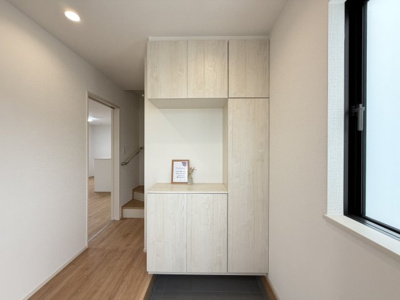 【玄関】 | 与那原町与那原（全4棟）B号棟 | B号棟　十分な収納付き玄関♪