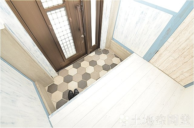 芦屋町浜口町平屋　の玄関|おしゃれなタイルの玄関