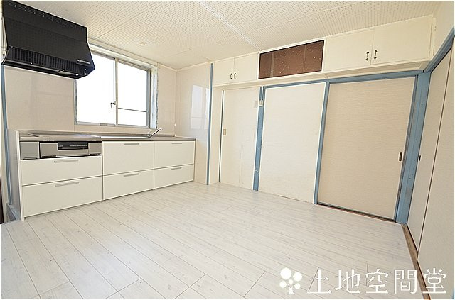 芦屋町浜口町平屋　の居間・リビング|明るいダイニング、勝手口あり。