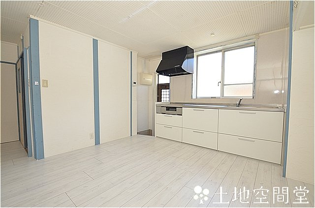 芦屋町浜口町平屋　の居間・リビング|白を基調とした明るいダイニングです。