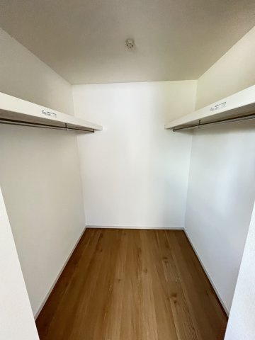 【収納】 | 糟屋郡粕屋町酒殿2丁目1期・平屋　2号棟（全2棟）【仲介手数料無料・0円】 | 現地写真。ウォークインクローゼットです。