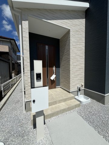 【玄関】 | 糟屋郡粕屋町酒殿2丁目1期・平屋　2号棟（全2棟）【仲介手数料無料・0円】 | 現地写真。