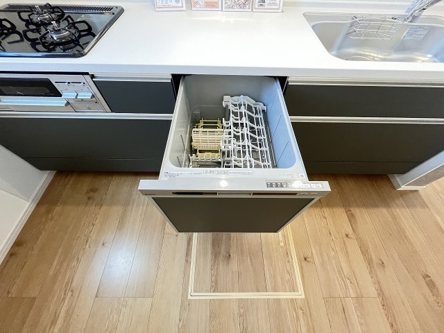 【キッチン】 | 糟屋郡粕屋町酒殿2丁目1期・平屋　2号棟（全2棟）【仲介手数料無料・0円】 | 現地写真。食洗器が付いてます。