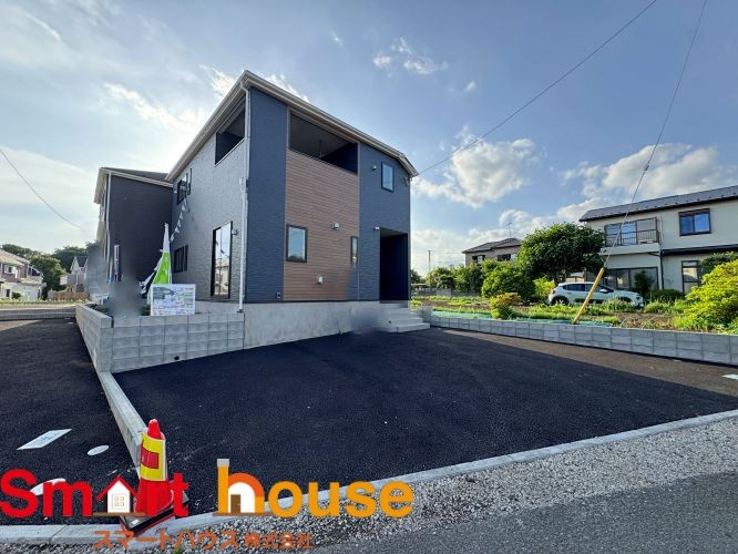 相模原市南区磯部第56　新築全2棟の前面道路含む現地写真|周囲の街並みと青空に生えるお洒落な仕上がり！周囲には高い建物のないエリア。青い空が大きく感じますね♪