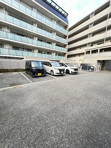 尼崎市浜２丁目の賃貸マンションの駐車場