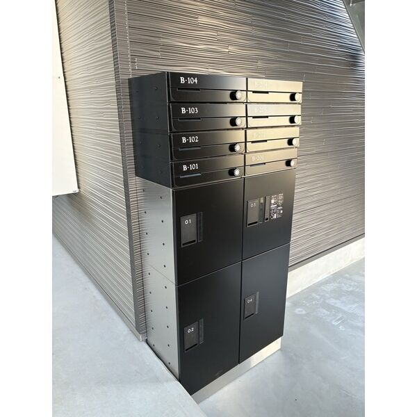 レアルノアールのエントランス|宅配BOX付きで不在時の荷物の受け取りに便利です☆