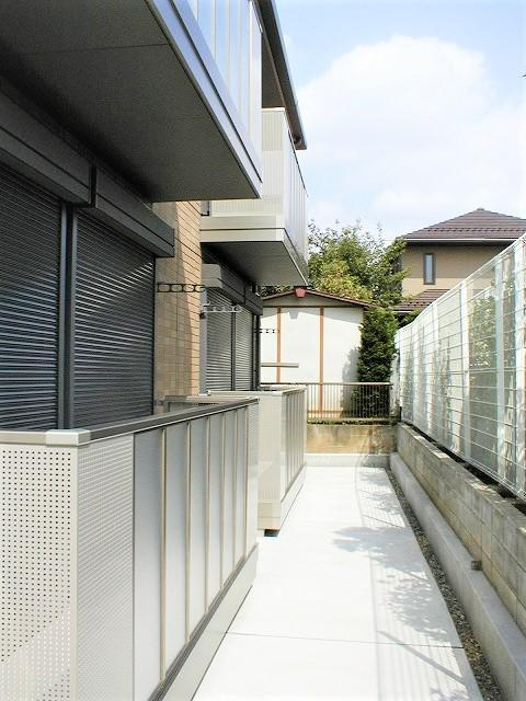 グリーンルーフのバルコニー|暖かな日差しのふりそそぐバルコニー
