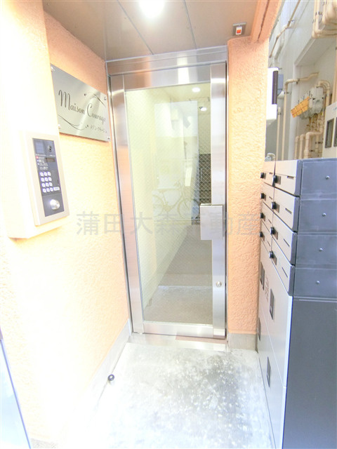 メゾン・クラージュのエントランス|防犯カメラTVモニター付オートロック宅配BOXメール