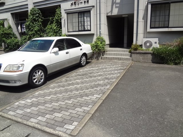 メモリー吉浦のエントランス|落ち着いたエントランスです