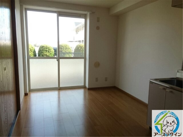 メゾンソレイユⅡの居間・リビング|こちらのリビングで趣味の時間をお楽しみください