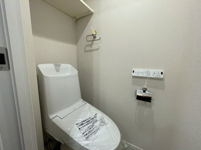 知ってか知らずか。この物件の取引件数ある会社で契約をおススメします。団地とは言え、トータルバランスあるこの物件。横浜の団地ナンバーワンの人気！な、【上星川団地２号棟】リノベーションのトイレ|トイレです