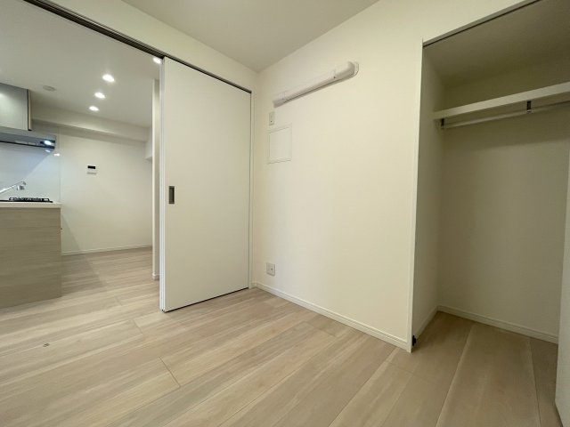 知ってか知らずか。この物件の取引件数ある会社で契約をおススメします。団地とは言え、トータルバランスあるこの物件。横浜の団地ナンバーワンの人気！な、【上星川団地２号棟】リノベーションの洋室|厳密に納戸扱いになります