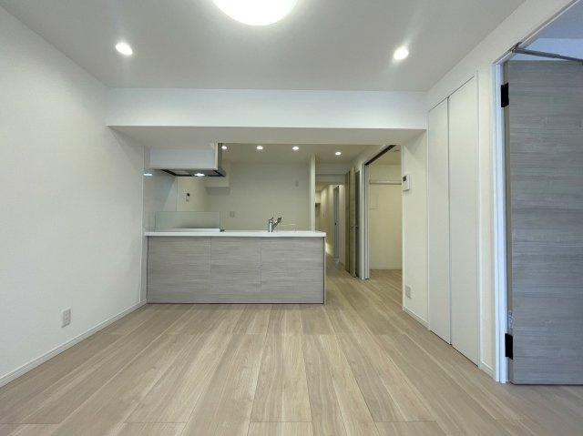 知ってか知らずか。この物件の取引件数ある会社で契約をおススメします。団地とは言え、トータルバランスあるこの物件。横浜の団地ナンバーワンの人気！な、【上星川団地２号棟】リノベーションの居間・リビング|ゆったり過ごせる居間です