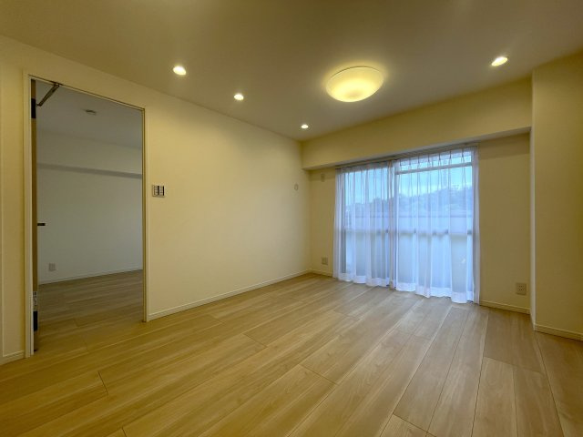 知ってか知らずか。この物件の取引件数ある会社で契約をおススメします。団地とは言え、トータルバランスあるこの物件。横浜の団地ナンバーワンの人気！な、【上星川団地２号棟】リノベーションの居間・リビング|おしゃれなリビングです