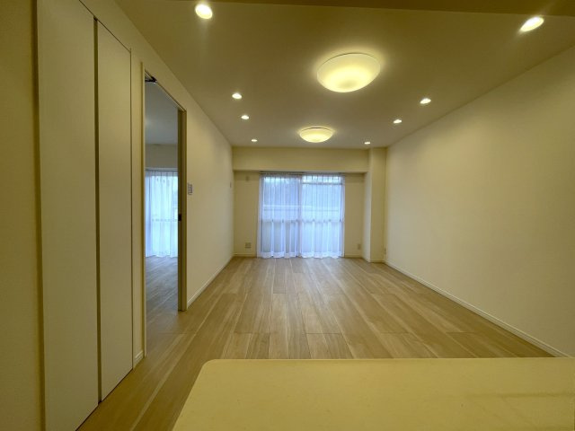 知ってか知らずか。この物件の取引件数ある会社で契約をおススメします。団地とは言え、トータルバランスあるこの物件。横浜の団地ナンバーワンの人気！な、【上星川団地２号棟】リノベーションの居間・リビング|ゆったりとしたリビングです