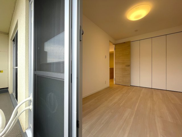 知ってか知らずか。この物件の取引件数ある会社で契約をおススメします。団地とは言え、トータルバランスあるこの物件。横浜の団地ナンバーワンの人気！な、【上星川団地２号棟】リノベーションの洋室|広々とした洋室です