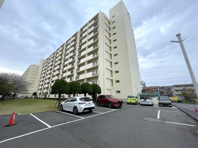 知ってか知らずか。この物件の取引件数ある会社で契約をおススメします。団地とは言え、トータルバランスあるこの物件。横浜の団地ナンバーワンの人気！な、【上星川団地２号棟】リノベーションの外観|落ち着いた雰囲気の外観です