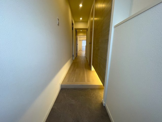 知ってか知らずか。この物件の取引件数ある会社で契約をおススメします。団地とは言え、トータルバランスあるこの物件。横浜の団地ナンバーワンの人気！な、【上星川団地２号棟】リノベーションの玄関|ゆったりとした玄関です