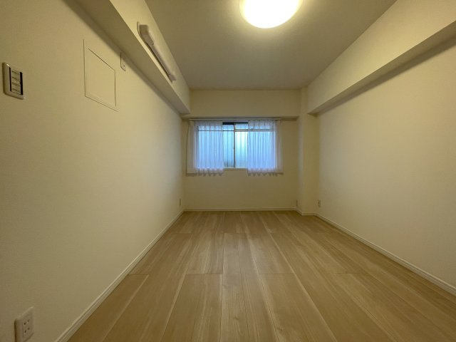 知ってか知らずか。この物件の取引件数ある会社で契約をおススメします。団地とは言え、トータルバランスあるこの物件。横浜の団地ナンバーワンの人気！な、【上星川団地２号棟】リノベーションの洋室|明るい洋室です