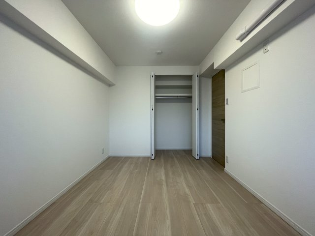 知ってか知らずか。この物件の取引件数ある会社で契約をおススメします。団地とは言え、トータルバランスあるこの物件。横浜の団地ナンバーワンの人気！な、【上星川団地２号棟】リノベーションの洋室|明るい洋室です