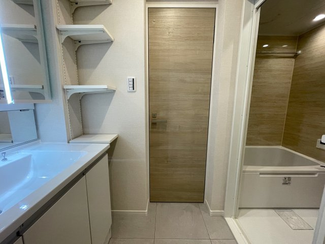 知ってか知らずか。この物件の取引件数ある会社で契約をおススメします。団地とは言え、トータルバランスあるこの物件。横浜の団地ナンバーワンの人気！な、【上星川団地２号棟】リノベーションの脱衣所