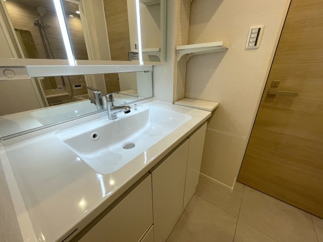 知ってか知らずか。この物件の取引件数ある会社で契約をおススメします。団地とは言え、トータルバランスあるこの物件。横浜の団地ナンバーワンの人気！な、【上星川団地２号棟】リノベーションの独立洗面台|独立洗面化粧台が付いています