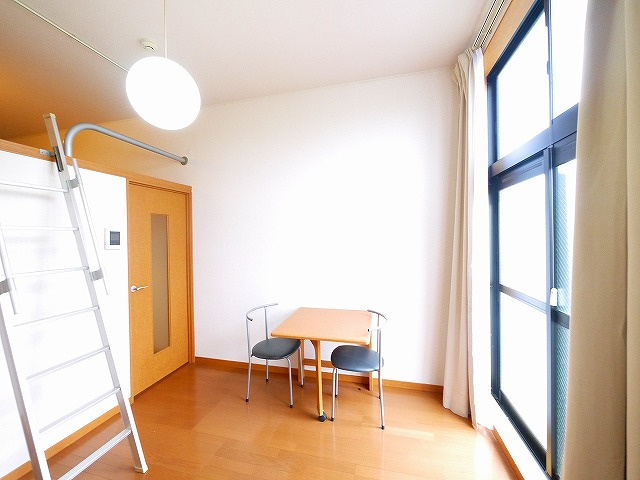 レオパレスエザーンスⅡの寝室|ゆとりの広さです