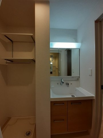 イーストサイド・エリカーナの洗面所|ゆったりとスペースのある洗面所