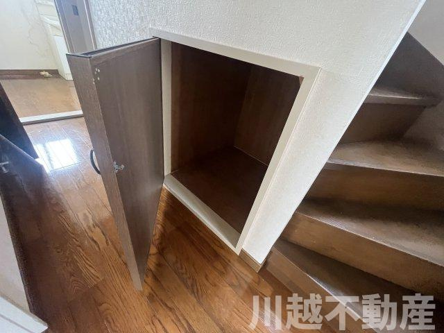 ゆったり暮らせる和室充実の戸建の収納|階段下を利用した収納