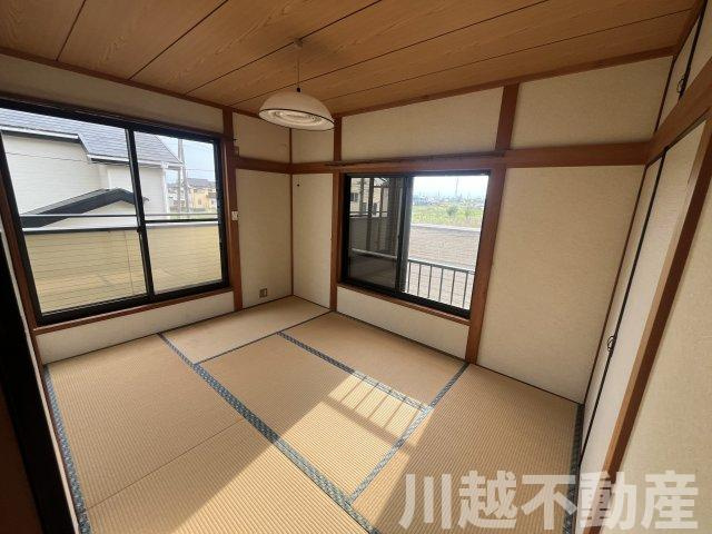 ゆったり暮らせる和室充実の戸建の和室|2面開口の明るい２階和室