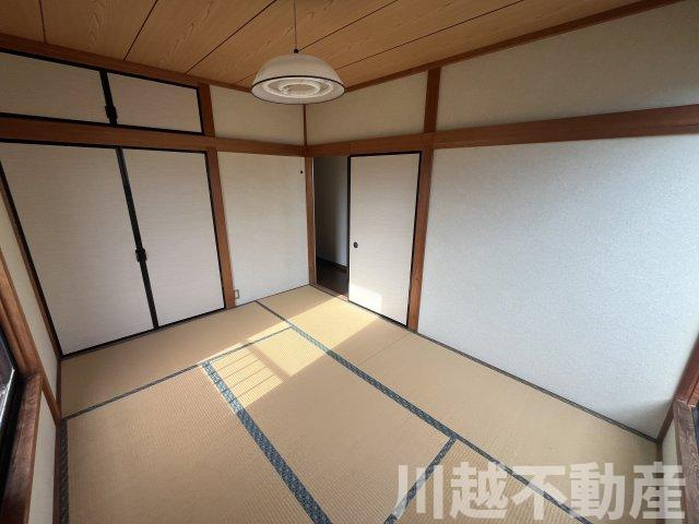 ゆったり暮らせる和室充実の戸建の和室|バルコニーに面した２階6帖和室
