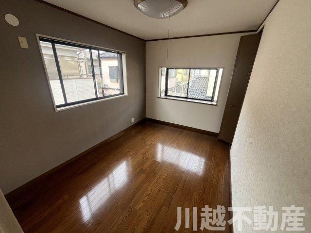 ゆったり暮らせる和室充実の戸建の洋室|落ち着きのある北側の2階6帖洋室