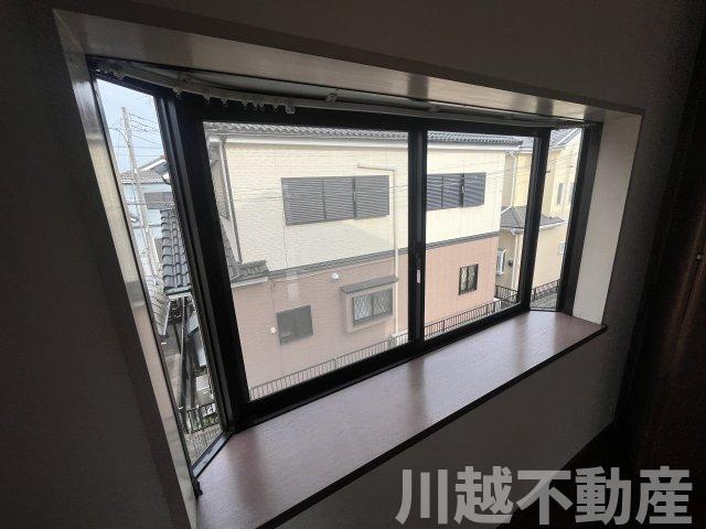ゆったり暮らせる和室充実の戸建のその他|2階北側洋室には個性的な出窓付き