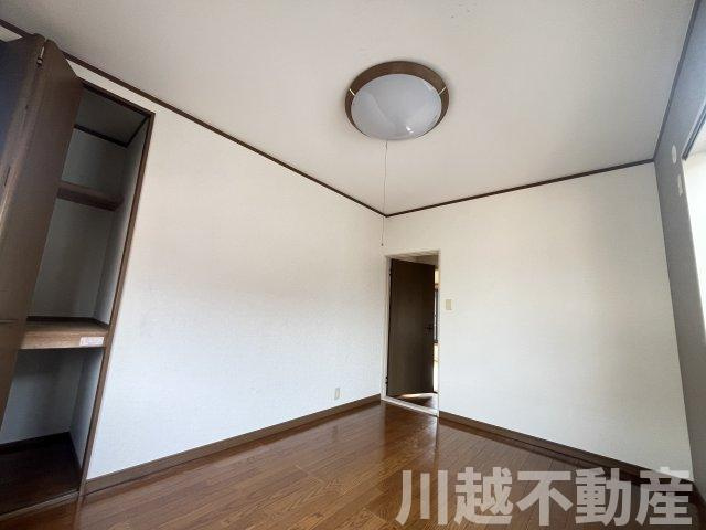 ゆったり暮らせる和室充実の戸建の洋室|落ち着きのある北側の2階6帖洋室