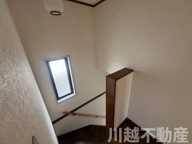 ゆったり暮らせる和室充実の戸建の内装|明るい色調の室内です