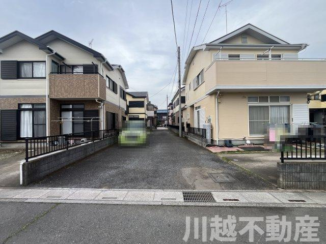 ゆったり暮らせる和室充実の戸建の前面道路含む現地写真|前面道路含む現地写真です