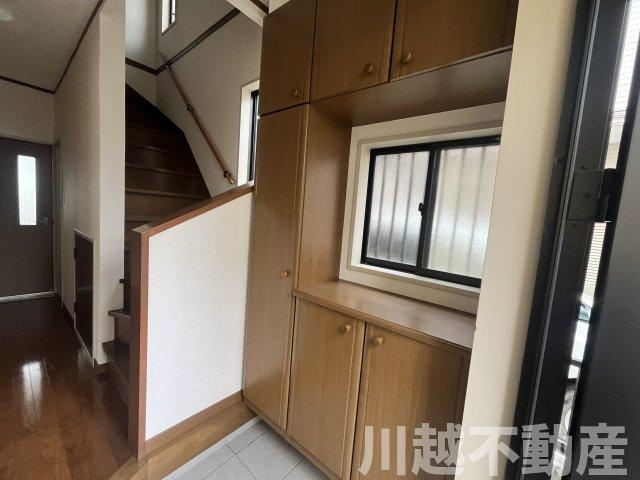 ゆったり暮らせる和室充実の戸建の玄関|収納もある玄関です