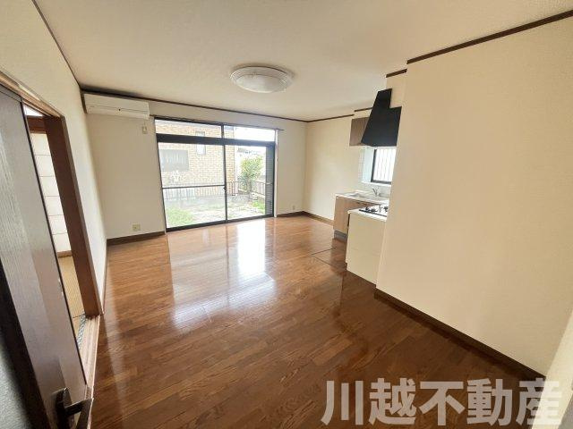 ゆったり暮らせる和室充実の戸建の居間・リビング|ゆったりとしたリビングです