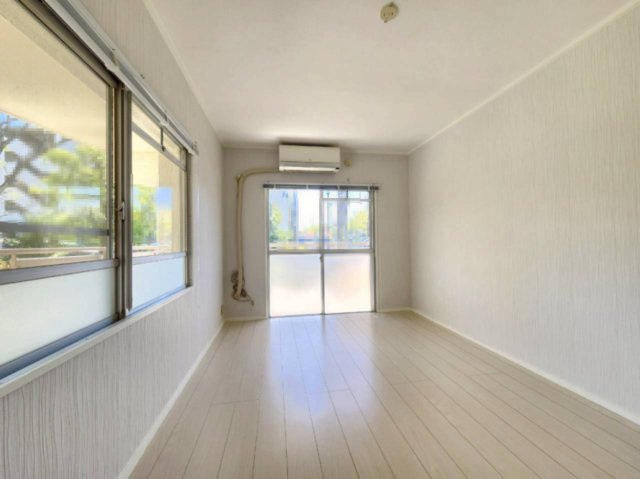洛西境谷西第2住宅第1号棟の洋室|ホワイトを基調とした明るい内装です◎